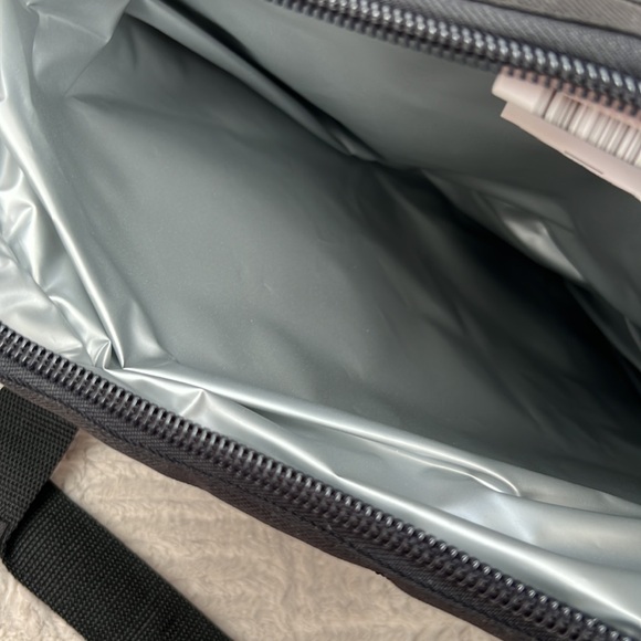 Ozark Trail 50-can thermal tote bag New with tags, green with black trim - Picture 10 of 16